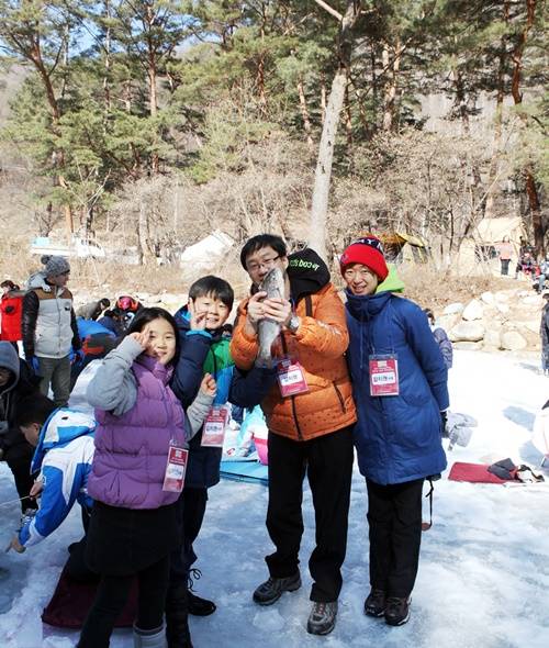 ▲ ⓒ영하의 날씨에도 눈밭위 오토캠프장은 가족들의 추억쌓기로 오히려 열기가 뜨겁다. 사진제공=쌍용차, 강원 평창 스노오토캠프 행사장