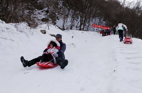 ▲ ⓒ영하의 날씨에도 눈밭위 오토캠프장은 가족들의 추억쌓기로 오히려 열기가 뜨겁다. 사진제공=쌍용차, 강원 평창 스노오토캠프 행사장