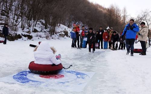 ▲ ⓒ영하의 날씨에도 눈밭위 오토캠프장은 가족들의 추억쌓기로 오히려 열기가 뜨겁다. 사진제공=쌍용차, 강원 평창 스노오토캠프 행사장
