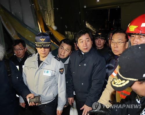 ▲ 18일 오전 유정복 안전행정부 장관이 경북 경주 마우나오션리조트의 강당 붕괴 현장에서 사고대책본부 관계자의 설명을 듣고 있다. ⓒ 연합뉴스