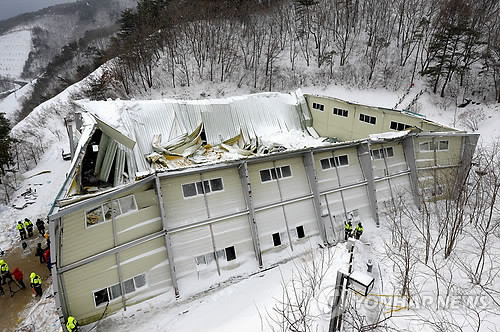 ▲ 18일 경북 경주시 양남면 마우나오션리조트 체육관 붕괴 현장 모습. 이번 사고로 대학생 9명과 이벤트 회사 직원 1명이 숨지고 100여명이 부상했다.ⓒ연합뉴스