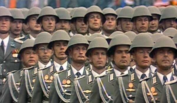 ▲ 과거 동독군의 퍼레이드 모습. 동독군은 서독군에 통합될 때 1계급 강등되는 수모를 겪기도 했다.