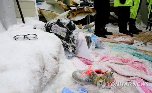 ▲ = 경주 마우나오션리조트 사고 현장에 18일 안경과 신발이 남겨져 있다. 지난 17일 이곳에선 부산외대 신입생들의 오리엔테이션 도중 건물 지붕이 무너져 10명이 사망하고 100여명이 부상했다.ⓒ 연합뉴스