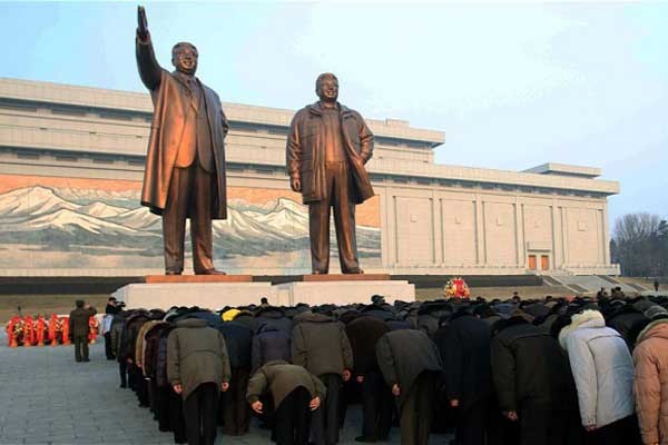 ▲ 평양의 김일성-김정일 동상 앞에 머리를 숙인 북한 주민들. 유엔 COI는 북한 인권실태 조사 보고서를 통해 북한 정권으로부터 주민을 보호해야 한다고 권고했다.