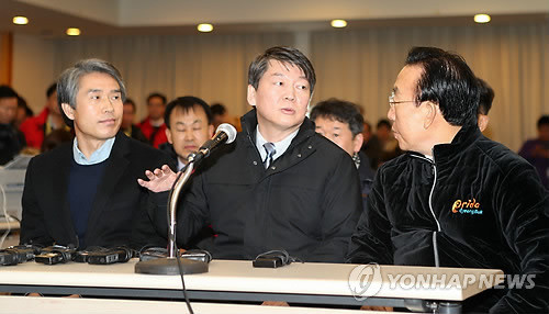 ▲ 18일 경주 마우나 리조트 붕괴 현장을 방문한 안철수 새정치연합 중앙운영위원장(가운데)이 김관용 경북도지사(오른쪽)에게 사고 수습 대책을 질문하고 있다. ⓒ연합뉴스