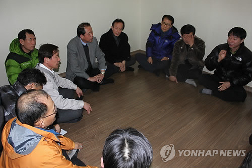 ▲ ▲ 유가족 만난 부산외대와 코오롱 관계자.