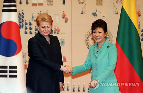 ▲ 박근혜 대통령과 달리아 그리바우스카이테 리투아니아 대통령이 18일 오후 청와대에서 열린 한-리투아니아 정상회담에 앞서 기념촬영하며 악수하고 있다. ⓒ 연합뉴스