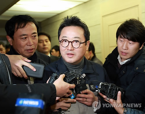 ▲ 8일 오후 마우나오션 리조트 피해자들의 임시 빈소 찾은 이웅열 코롱회장