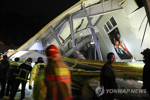▲ 17일 오후 붕괴된 오후 경북 경주시 양남면마우나 리조트 체육관. 사고 당시 강당 내엔 부산의 한 대학 신입생 100여명이 신입생 환영회 중이었던 것으로 알려졌다.