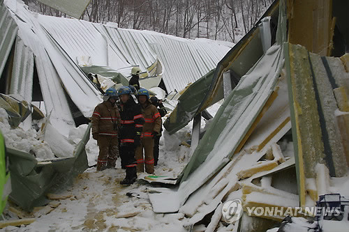 ▲ 18일 오전 소방대원들이 경북 경주시 양남면 마우나오션리조트 체육관 붕괴 현장을 살펴보고 있다.