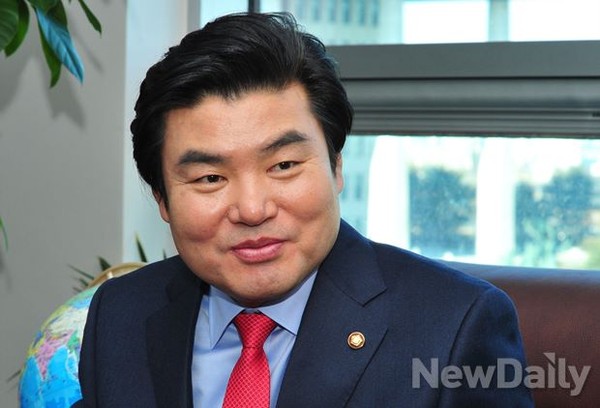 ▲ 경기도지사 선거에 출마한 새누리당 원유철 의원이 뉴데일리와 인터뷰를 갖고 있다. ⓒ이종현 기자