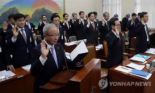 ▲ 국회 18일 열린 정무위 청문회에서는 증인들에 대한 질타가 이어졌다. 사진은 현오석 경제부총리 겸 기획재정부장관, 최수현 금융감독원장, 신제윤 금융위원장 등이 증인선서하는 모습. ⓒ 연합뉴스