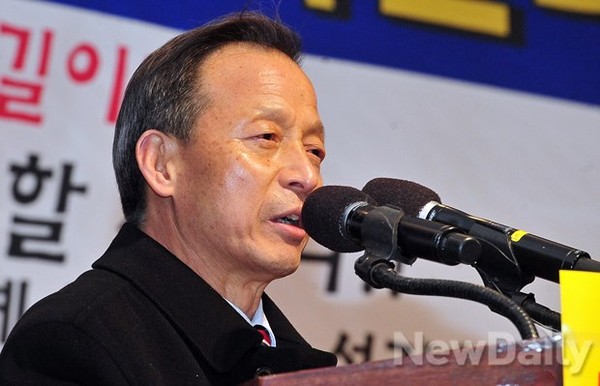 ▲ 신현철 부산 부성고등학교장이 15일 광화문 광장에서 교학사 교과서와 관련 특별 연설을 하고 있다ⓒ이미화