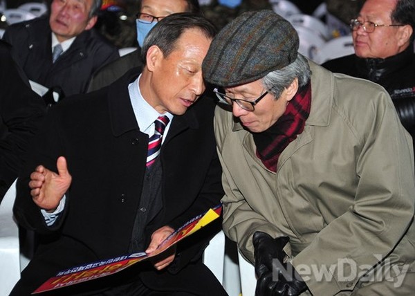 ▲ 신현철 부산 부성고등학교장은 지난 15일 서울 광화문 광장에서 교학사 교과서를 집필한 권희영 교수를 만나 이야기를 나눴다ⓒ이미화