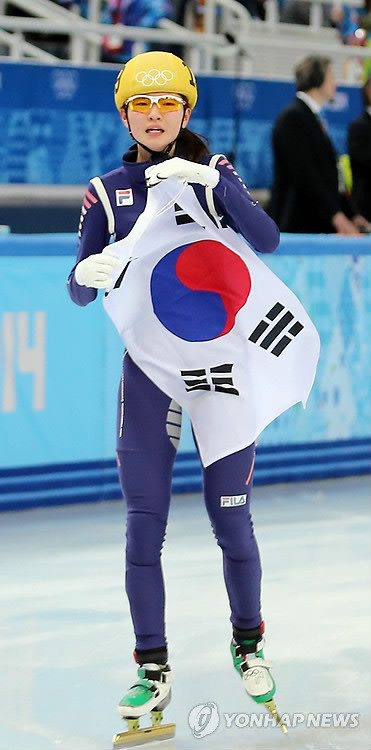 ▲ 대한민국 여자 쇼트트랙 대표팀의 심석희가 우승을 결정짓고 눈물을 흘리고 있다. 떨어진 눈물을 따라가면 그녀의 초록색 스케이트가 보인다ⓒ연합뉴스