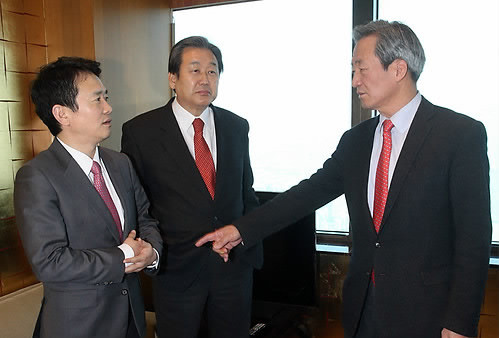 ▲ ▲ 5선 이상 여야 중진들이 지난 17일 가진 오찬회동에서 대화를 나누는 (왼쪽부터) 남경필, 김무성, 정몽준 의원 ⓒ연합뉴스