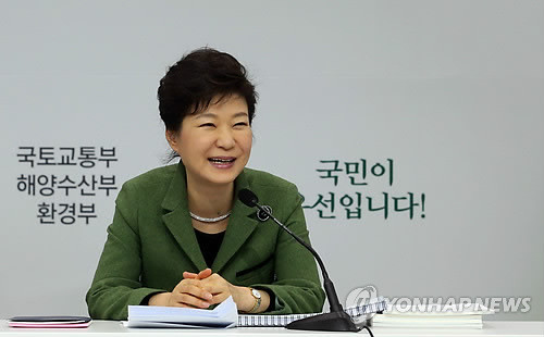 ▲ 박근혜 대통령이 19일 국토교통부와 해양수산부, 환경부로부터 업무보고를 받고 있다. ⓒ 연합뉴스