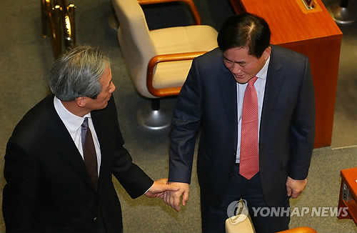 ▲ 정몽준 새누리당 의원(왼쪽)과 최경환 새누리당 원내대표가 11일 오전 국회 본회의장에서 이야기하고 있다. ⓒ연합뉴스