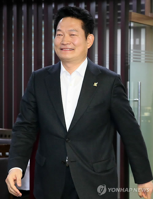 ▲ 송영길 인천시장이 11일 국회 의원회관에서 열린 민주당 광역단체장.시도당위원장 모임을 마친 뒤 자리를 떠나고 있다. ⓒ연합뉴스