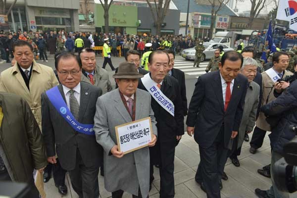 ▲ 박세환 재향군인회 회장, 김명환 자유총연맹 회장, 이상훈 애국단체총협의회 상임의장 등이 통진당 해산촉구 탄원서를 들고 헌법재판소로 들어서는 모습. 재향군인회는 통진당 해산 촉구 기자회견을 꾸준히 열고 있다.
