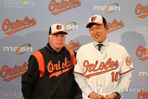 ▲ 윤석민과 벅 쇼월터 감독ⓒ연합뉴스