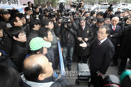 ▲ 2010년 3월 2일 오전 김재철 MBC 신임 사장이 서울 여의도 MBC 본사에서 출근 저지 투쟁에 나선 노조원들과 설전을 벌이고 있다.   ⓒ 연합뉴스
