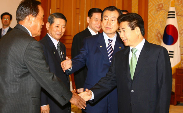 ▲ ⓒ 2006년 5월 29일 청와대에서 재향군인회 회장단을 접견하는 노무현 전 대통령. 이 자리에서 그는 “북핵은 방어용”이라고 말했다.