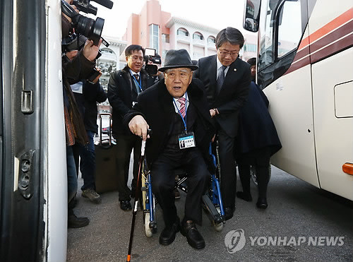 ▲ 이산가족 상봉 행사 참가자가 관계자의 부축을 받으며 이동 중이다. [사진: 연합뉴스]