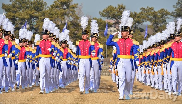 ▲ 육사 74기 사관생도들의 열병식
