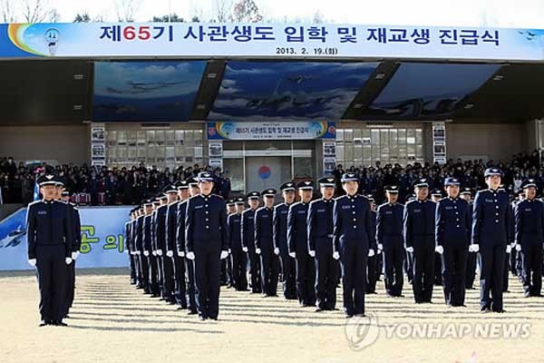 ▲ 지난해 열린 65기 공군사관생도 입학식 및 재교생 진급식 모습. 안경을 끼지 않은 마지막 공사생도의 입학식이었다. [사진: 연합뉴스]