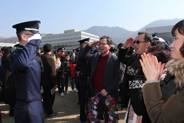 ▲ 공사 입학식에서 신입생도의 경례를 받고 있는 가족들.