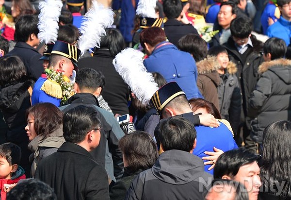 ▲ 공식일정이 끝난 뒤 가족과 친구들을 만나는 시간을 가지고 있다 ⓒ 뉴데일리 정상윤