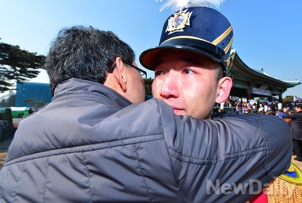 ▲ 눈시울을 붉힌 74기 사관생도 ⓒ 뉴데일리 정상윤