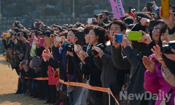 ▲ 74기 사관생도들의 가족들. 멀리서 아들, 딸을 확인하자 휴대폰으로 사진을 촬영한다  ⓒ 뉴데일리 정상윤