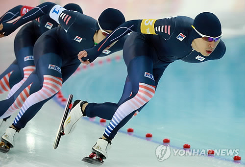▲ 제22회 러시아 소치동계올림픽에 출전한 대한민국 스피드스케이팅 이승훈(오른쪽) 등 남자 팀 추월 선수들이 22일 오후(현지시간) 소치 해안클러스터 아들레르 아레나에서 열린 결승전에서 역주하고 있다.  ⓒ 연합뉴스