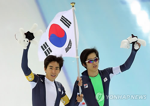 ▲ 제22회 러시아 소치동계올림픽에 출전한 대한민국 스피드스케이팅 이승훈(오른쪽) 등 남자 팀 추월 선수들이 22일 오후(현지시간) 소치 해안클러스터 아들레르 아레나에서 열린 결승전에서 역주하고 있다.  ⓒ 연합뉴스