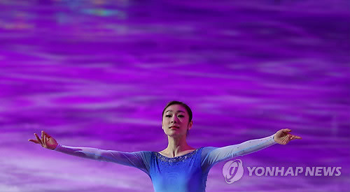 ▲ '피겨여왕' 김연아가 23일 오전(한국시간) 러시아 소치 아이스버그 스케이팅 팰리스에서 열린 2014 소치 동계올림픽 피겨스케이팅 갈라쇼에서 매혹적인 연기를 펼치고 있다.ⓒ 연합뉴스