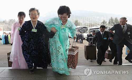 ▲ 이산가족 상봉행사 2차 둘째날인 24일 오전 금강산호텔에서 북측 박태호(82)할머니가 남측 언니와 조카들과 개별상봉을 하기 위해 건물 안으로 들어서고 있다. ⓒ 연합뉴스