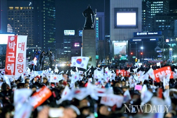 ▲ 지난 2012년 12월 대선을 앞두고 시민들이 박근혜 대통령 탄생을 기원하며 태극기를 흔드는 모습.