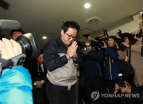 ▲ 18일 이웅열 코오롱그룹이 회장이 울산시 북구 21세기 병원 장례식장에서 경주 마우나오션 리조트 붕괴사고 희생자들을 조문하고 있다.ⓒ 연합뉴스