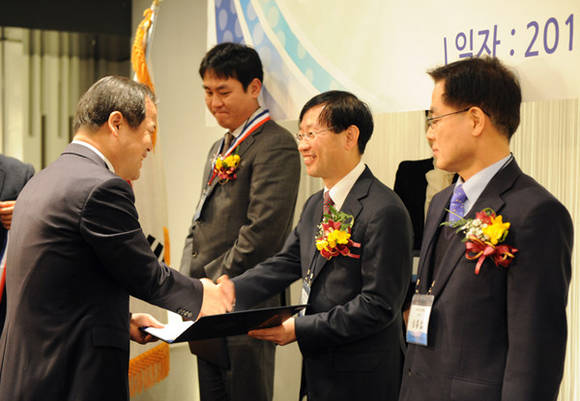 ▲ 네이버 김상헌 대표가 대한변호사협회 위철환 협회장으로부터 공로상을 수상하고 있다.ⓒ네이버