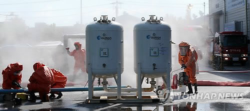 ▲ 지난해 10월 경기도 소방재난본부와 안산소방서가 경기 안산시 단원구 ㈜포스코AST에서 불산가스 누출 상황을 전제로 한 재난대비 긴급구조 종합훈련을 실시하는 모습.ⓒ 연합뉴스