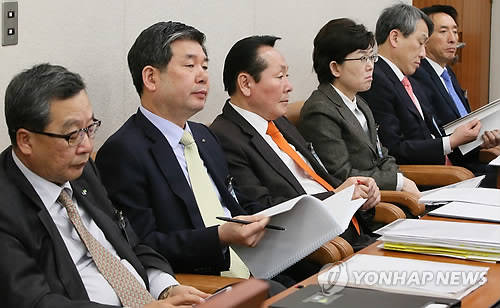 ▲ 이재영 한국토지주택공사(LH)사장(왼쪽부터), 최계운 한국수자원공사 사장, 김학송 한국도로공사 사장, 최연혜 한국철도공사 사장, 정창수 인천국제공항공사 사장, 김석기 한국공항공사 사장이 24일 국회 국토교통위원회에 출석하고 있다.