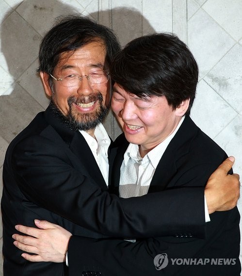 ▲ 2011년 9월 안철수 의원이 박원순 시장에게 서울시장 후보자리를 양보하겠다고 밝힌 후 서로 포옹하는 모습. ⓒ연합뉴스