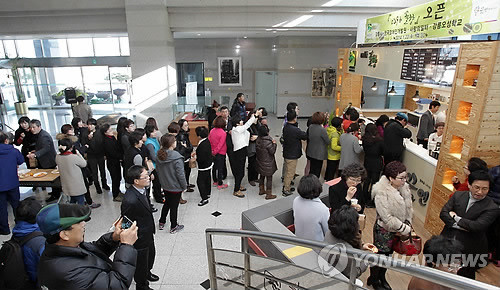 ▲ 카페에서 줄을 선 직장인들ⓒ연합뉴스