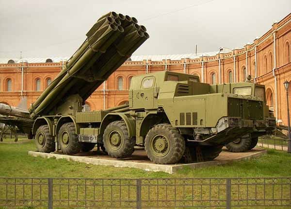 ▲ 박물관에 전시된 BM-30 스메르치 방사포. 원형은 대구경 로켓 12발을 싣지만 중국이 만든 개조형은 다르다.