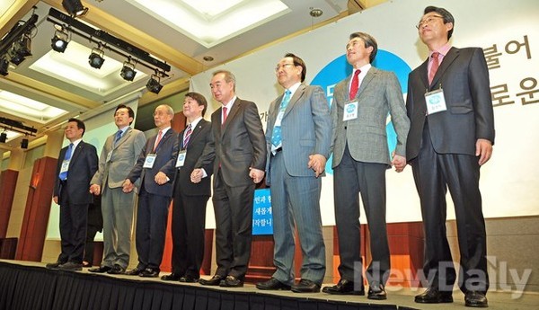 ▲ 안철수 새정치연합 중앙위원장(왼쪽 네 번째)을 비롯한 공동위원장들이 17일 오후 서울 용산구 효창동 백범김구기념관에서 열린 창당 발기인 대회에서 인사하고 있다.ⓒ이미화 기자