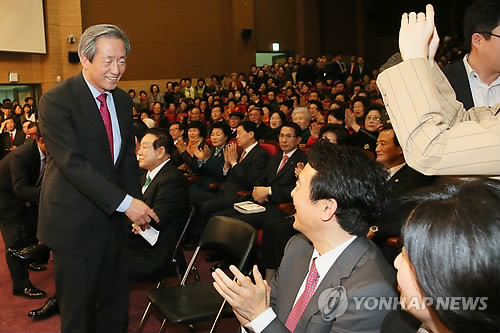 ▲ 서울시장 출마 의사를 밝힌 정몽준 새누리당 의원(왼쪽)이 26일 국회 의원회관에서 열린 이재오 의원 출판기념회 '이제는 개헌이다'에서 사회자의 소개에 참석자들에게 인사하고 있다.ⓒ연합뉴스