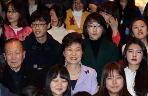 ▲ 박근혜 대통령이 26일 대학로에서 뮤지컬 <김종욱찾기>를 관람하기 위해 자리에 앉아 있다. ⓒ 연합뉴스