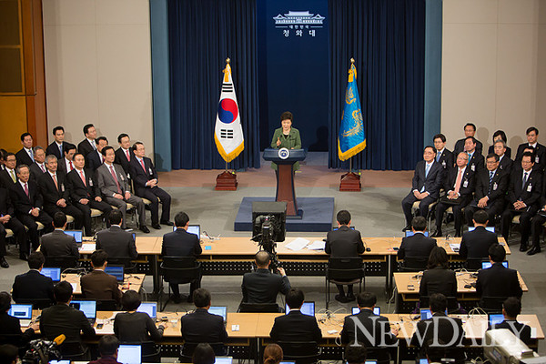 ▲ 25일 박근혜 대통령이 취임 1주년을 맞아 대국민 담화를 발표하고 있다. 박 대통령 좌우에는 각 부처 장관들과 청와대 수석비서관들이 배석했다. ⓒ 뉴데일리